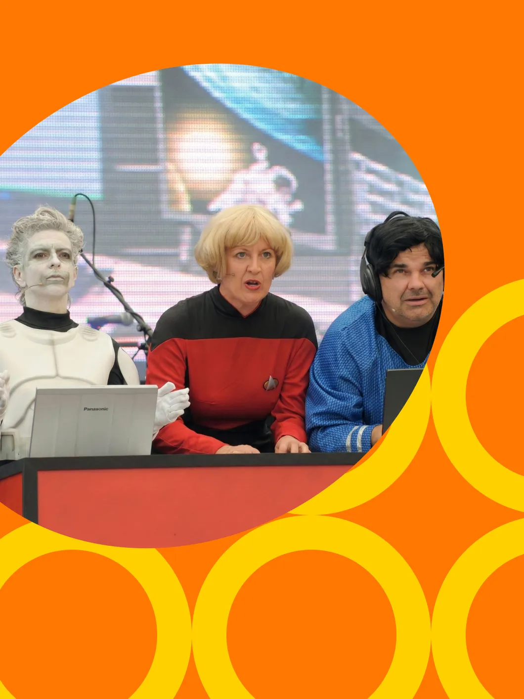 Schauspieler in Kostümen bei einer Businesstheater-Aufführung