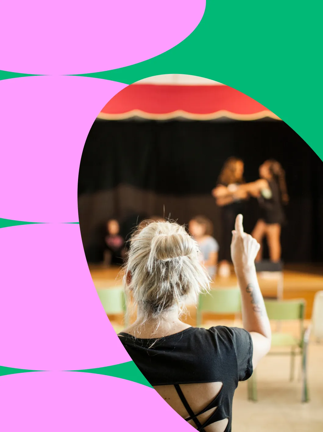 Teilnehmerin meldet sich während einer szenischen Übung im Workshop